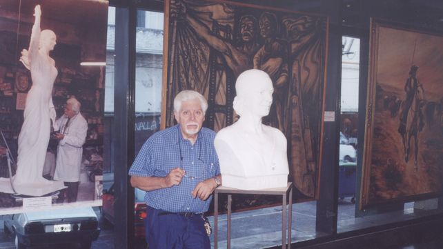 Paco Pelló en el Centro Cultural Bernardino Rivadavia ante de abrir la muestra sobre los 50 años de trabajo en 2002.