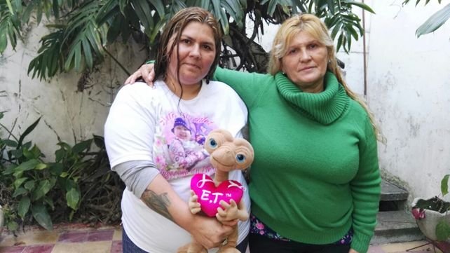 La mamá y la abuela de Antonella en Paraná.&nbsp;