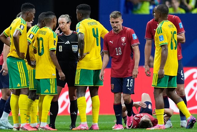 Tori Penso advierte a los jugadores sudafricanos luego de cobrar una falta.