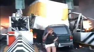 Un cami&oacute;n pierde el control y produce un espectacular choque en cadena en una autopista