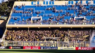 Los hinchas de Peñarol arrojaron pirotecnia y los canallas respondieron arrojando vallas.&nbsp;