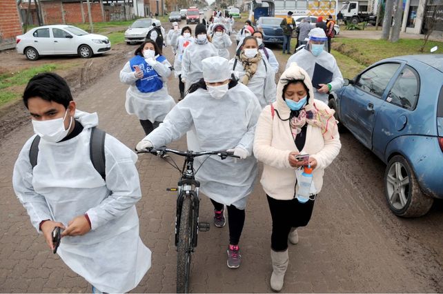 POR BARRIOS. En provincia de Buenos Aires agentes sanitarios salieron a convocar a gente a que se vacune.&nbsp;