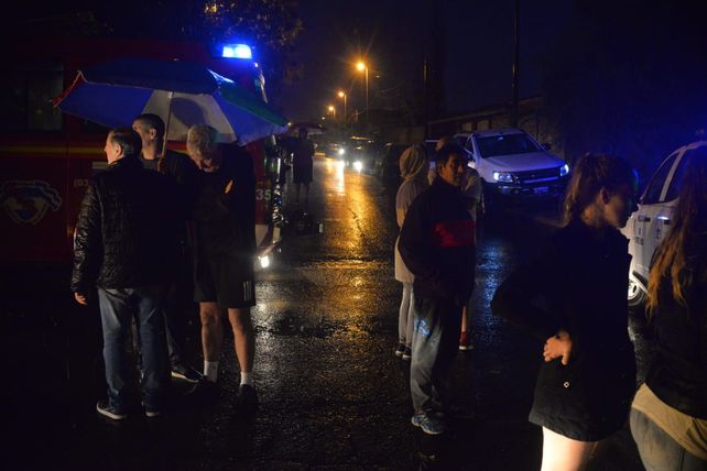 Buscan a la conductora del vehículo arrastrado por la corriente