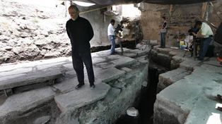 Arque&oacute;logos mexicanos, tras las huellas de un emperador azteca