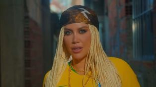 Desde las favelas brasileñas, Wanda Nara lanzó su nueva canción en la que no temió a cantar en portugués y portar la 10 de Neymar.