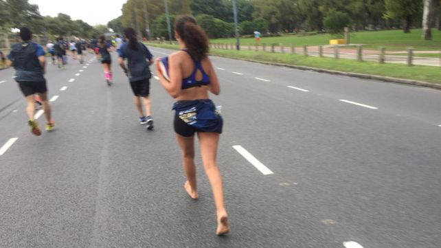 Una atleta corrió sin zapatillas en Buenos Aires