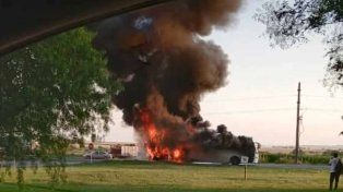 El fuego consumió gran parte de la estructura de un colectivo de pasajeros en Ruta 12, cerca de Crespo. Ocurrió la mañana de este martes.