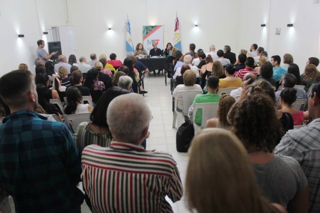 Con un destacado marco de público se realizó la conferencia sobre la Reforma Constitucional