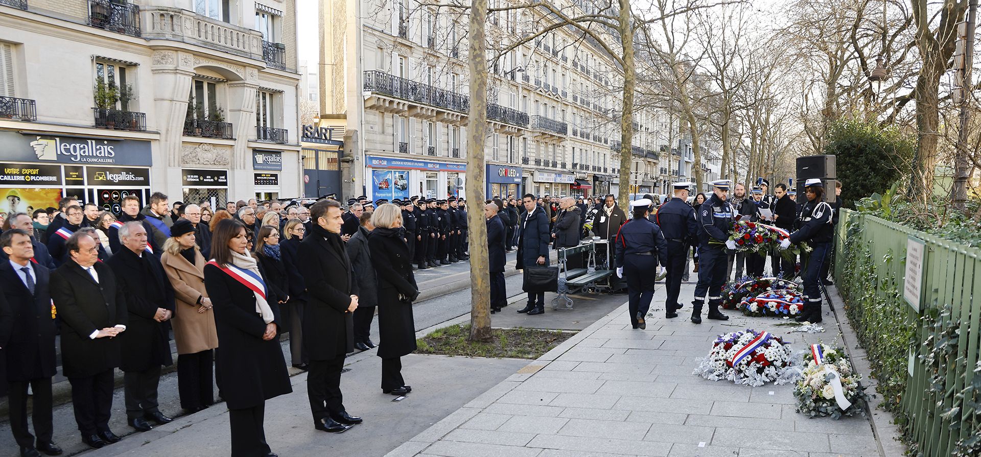 El presidente francés, Emmanuel Macron, participa en una ceremonia de colocación de una corona de flores para rendir homenaje a Ahmed Merabet, un policía musulmán que custodiaba las oficinas y que fue ejecutado por atacantes, durante las conmemoraciones por los 10 años del ataque islamista al periódico satírico Charlie Hebdo y al supermercado judío Hypercacher, afuera de las antiguas oficinas del semanario en París el martes 7 de enero de 2025. (Ludovic Marin, Pool vía AP) El presidente francés, Emmanuel Macron, participa en una ceremonia de colocación de una corona de flores para rendir homenaje a Ahmed Merabet, un policía musulmán que custodiaba las oficinas y que fue ejecutado por atacantes, durante las conmemoraciones por los 10 años del ataque islamista al periódico satírico Charlie Hebdo y al supermercado judío Hypercacher, afuera de las antiguas oficinas del semanario en París el martes 7 de enero de 2025. (Ludovic Marin, Pool vía AP)