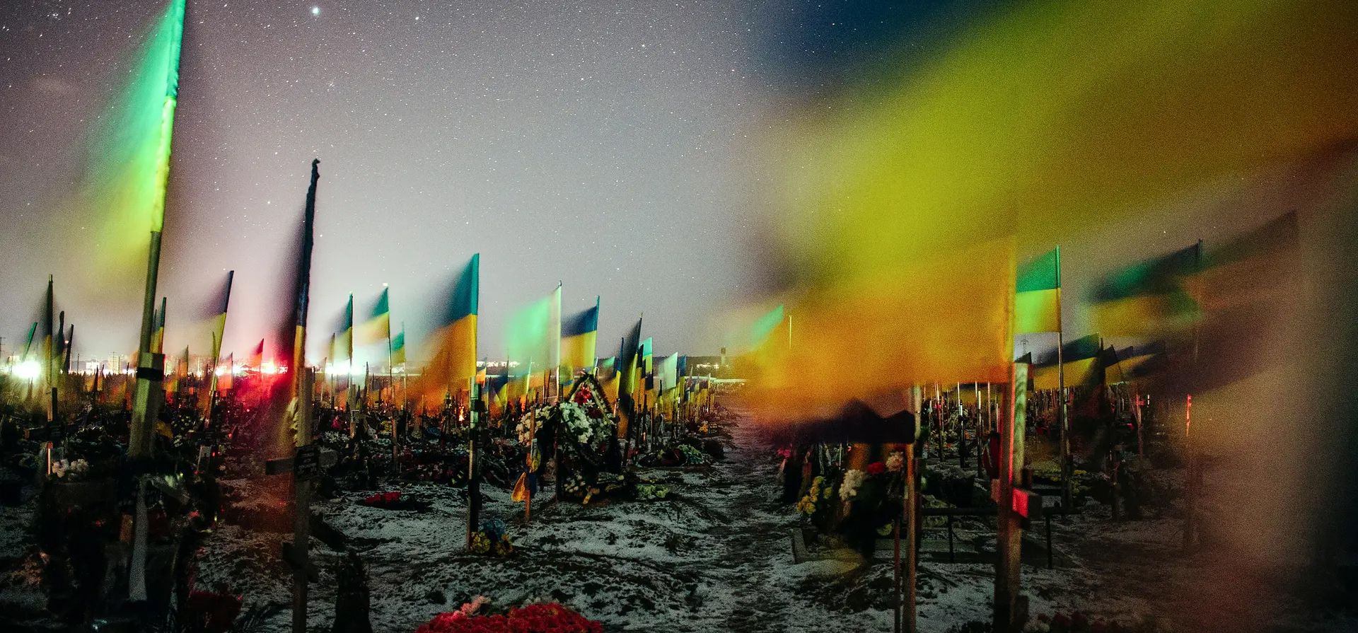 Banderas nacionales ucranianas ondeando sobre las tumbas de soldados ucranianos caídos en un cementerio militar en Kharkiv. Las tropas rusas lanzaron una invasión de Ucrania el 24 de febrero de 2022. Fotografía: Pavlo Pakhomenko/EPA