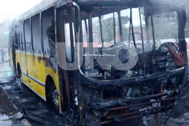 Un colectivo de la Línea 18 ardió en llamas en pleno barrio Santa Rosa de Lima.