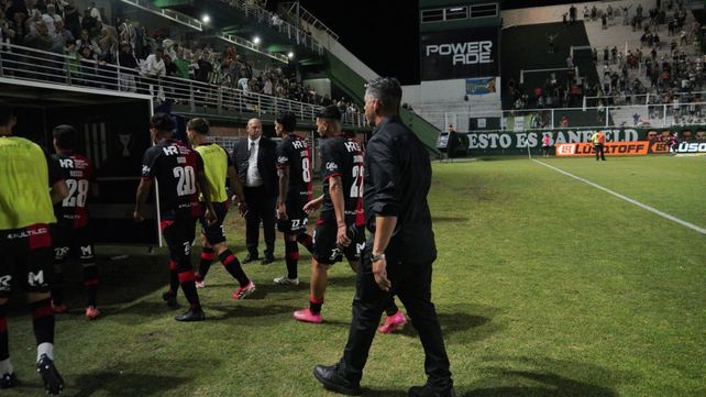 La salida tras la dolorosa caída ante Banfield. Favio Orsi se fue rápido al vestuario y Sergio Gómez esperó a los jugadores