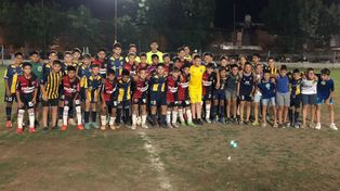 Unidos por el fútbol. Los chicos de Central y Newells se unieron para la foto en la previa del encuentro en la categoría 2011.