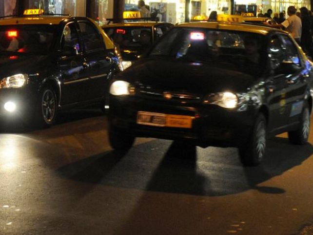 El joven se bajó del taxi y quiso darse a la fuga corriendo.