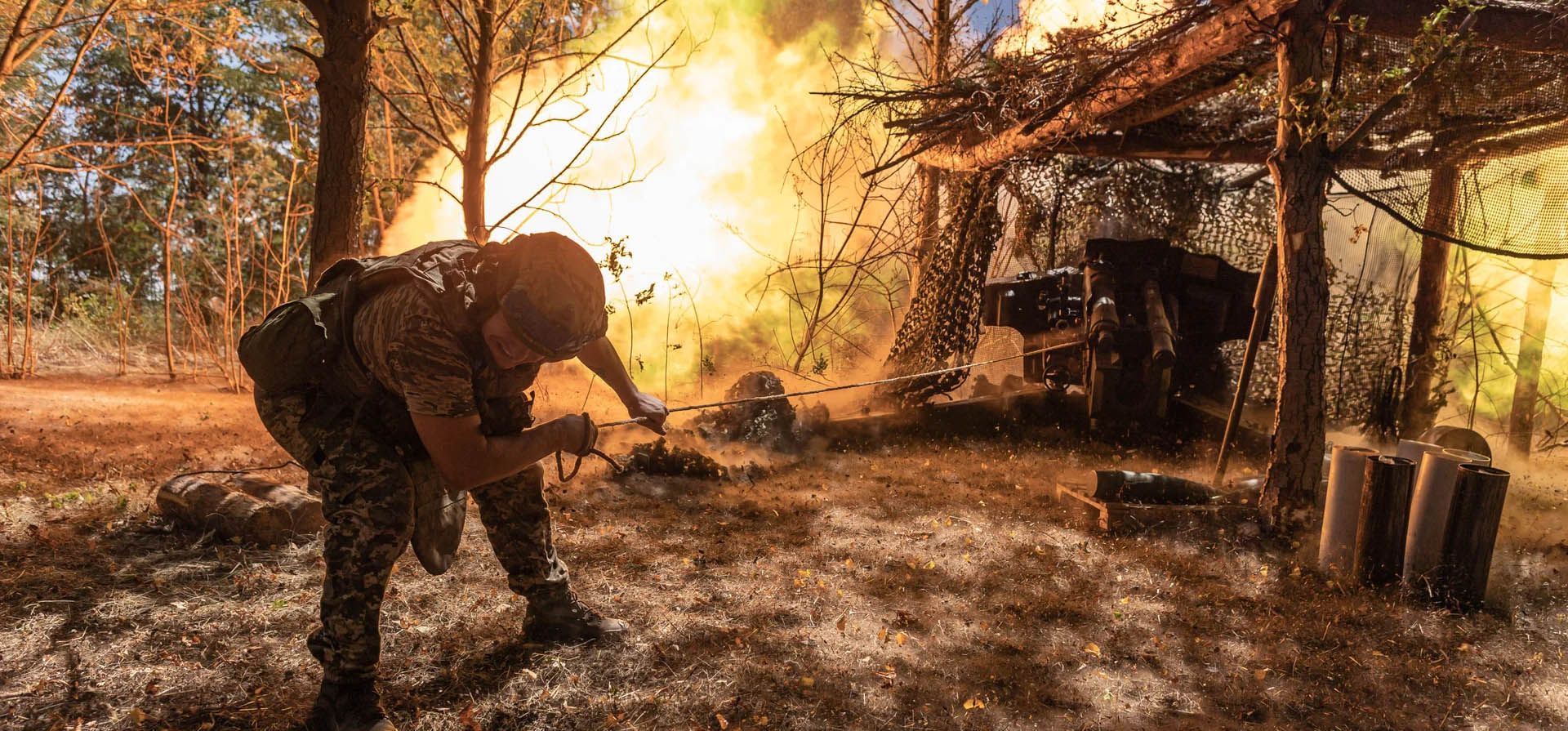 Un soldado ucraniano dispara artillería D-20, Región de Donetsk, Ucrania. Fotografía: Anadolu/Getty Images Un soldado ucraniano dispara artillería D-20, Región de Donetsk, Ucrania. Fotografía: Anadolu/Getty Images