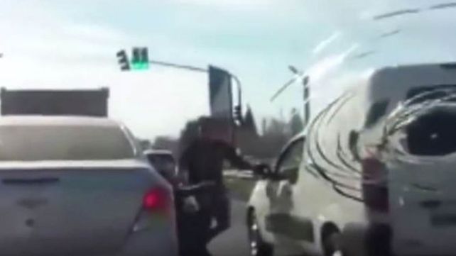 Un conductor se bajó del auto en plena ruta y se peleó con otro