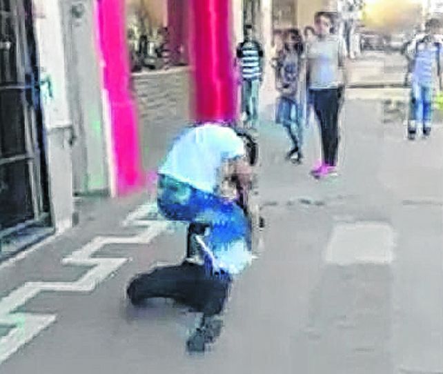 a las piñas. La pelea entre las jóvenes fue subida a Internet. El video dio cuenta del nivel de violencia.