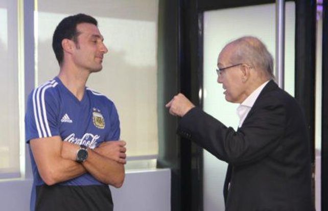 Scaloni le realizó un emotivo homenaje a Sabella