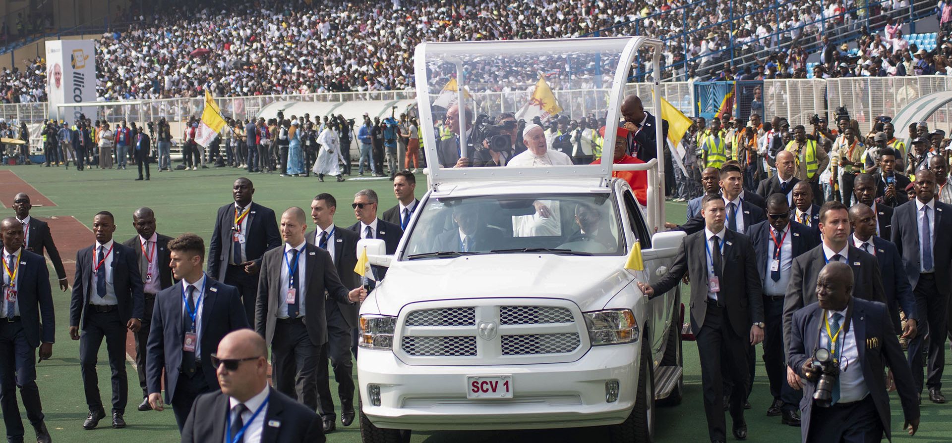 El Papa Francisco en el papamóvil, saluda a los fieles en el Estadio de los Mártires en Kinshasa, Congo, el jueves 2 de febrero de 2023. (Foto AP/Samy Ntumba Shambuyi)