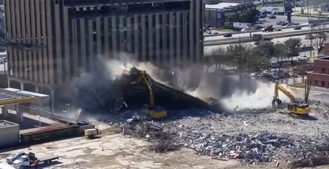 Al operador de una grúa se le cayó encima un edificio de siete pisos y salvó su vida