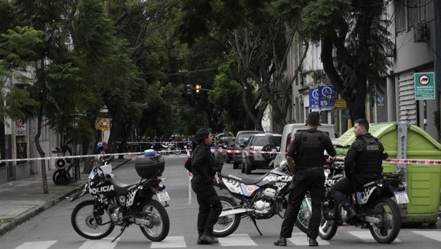 Operativo policial en Maipú y de Febrero. Hallaron restos humanos en contenedores.
