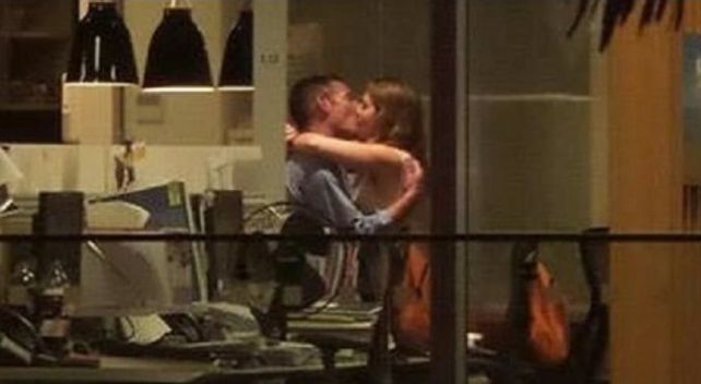 La pareja dió por hecho que la aventura quedaria entre las cuatro paredes de la oficina.
