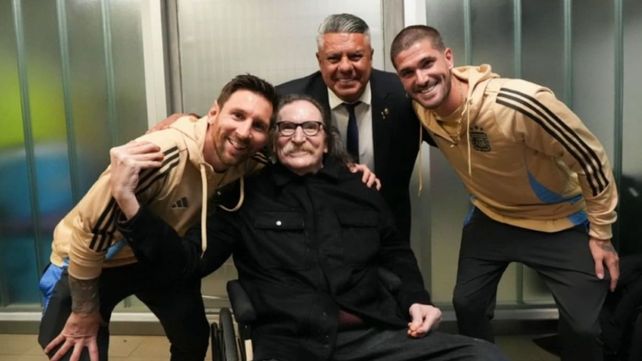 Charly García fue a ver a la Selección y después del partido se sacó una foto con Messi
