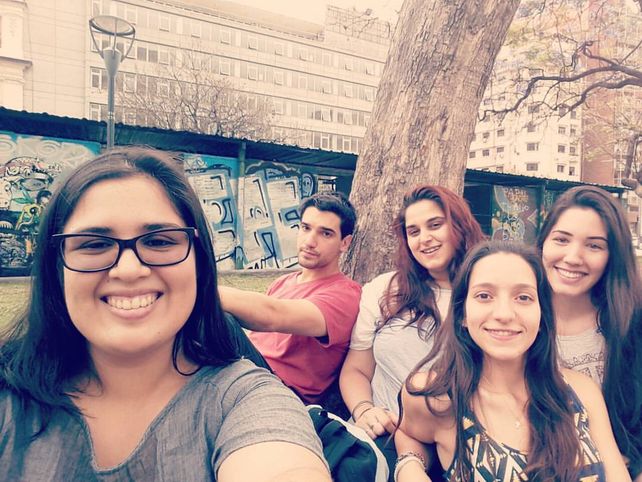 Tiraron del tren a una estudiante para robarle el celular y ahora pelea por su vida