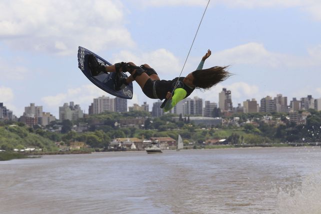 La clásica postal de Paraná mirada desde el río.&nbsp;