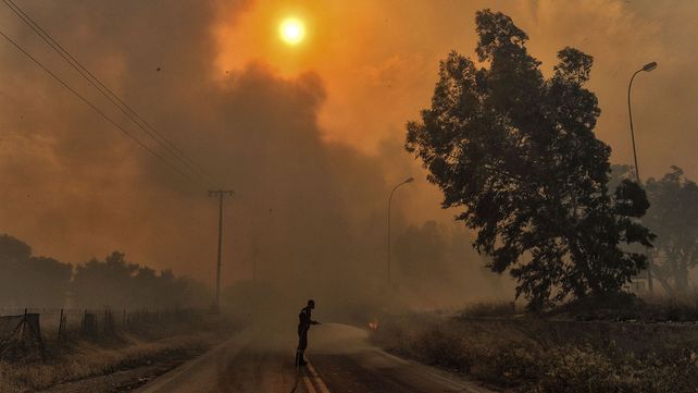 El mayor incendio de la década en Grecia deja numerosos muertos, casas y vehículos destruidos