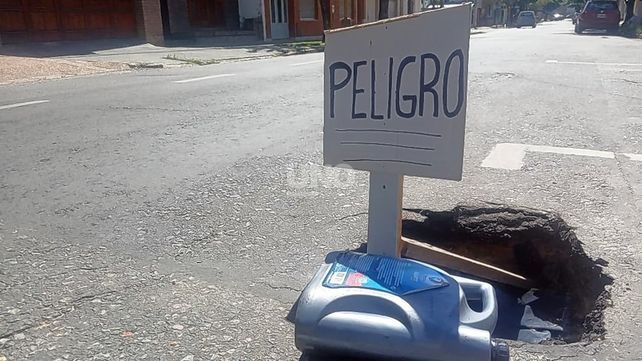 Los vecinos advierten por un gran pozo en calle Balcarce