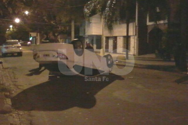 Vuelco de un auto en Castellanos y Sarmiento