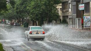 La lluvia se hace sentir con fuerza en Rosario.