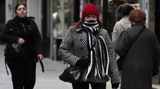 El frío polar que cubre el país, hace tiritar a los rosarinos mientras cae agua nieve en Buenos Aires