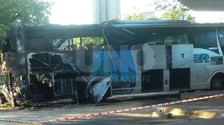 Un desperfecto eléctrico ocasionó el incendio de un colectivo en la Terminal