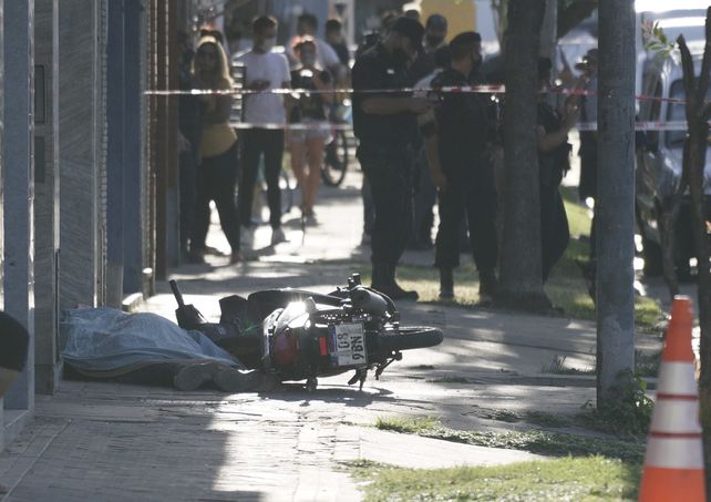 El cadáver no identificado del joven asaltante quedó tendido sobre la vereda.&nbsp;