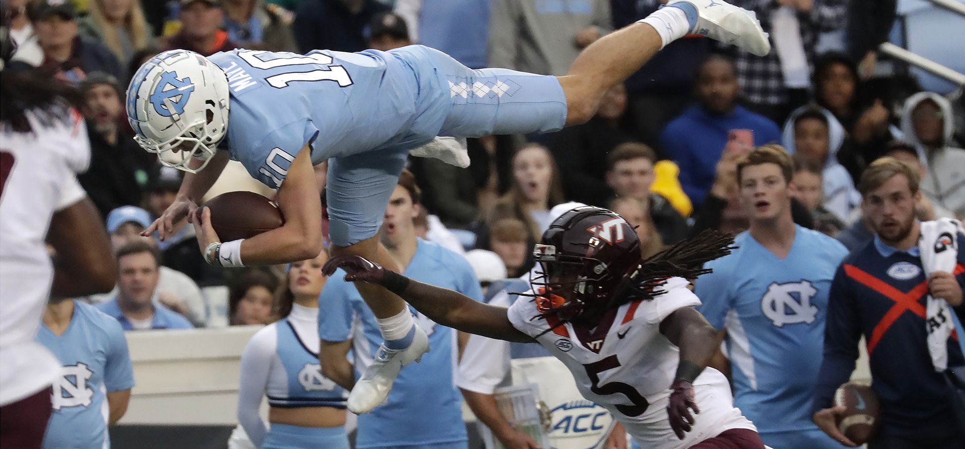 El mariscal de campo de Carolina del Norte, Drake Maye (10), navega sobre el back defensivo de Virginia Tech, Nasir Peoples (5), durante la segunda mitad de un partido de fútbol americano universitario de la NCAA en Chapel Hill, Carolina del Norte. (Foto AP/Chris Seward, archivo) El mariscal de campo de Carolina del Norte, Drake Maye (10), navega sobre el back defensivo de Virginia Tech, Nasir Peoples (5), durante la segunda mitad de un partido de fútbol americano universitario de la NCAA en Chapel Hill, Carolina del Norte. (Foto AP/Chris Seward, archivo)