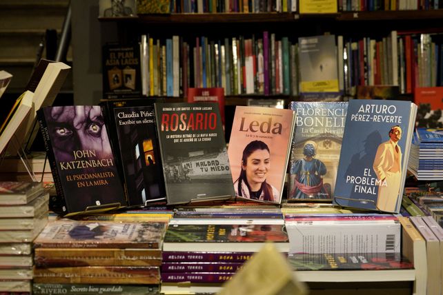 Los libros más pedidos en las librerías rosarinas para fin de año.