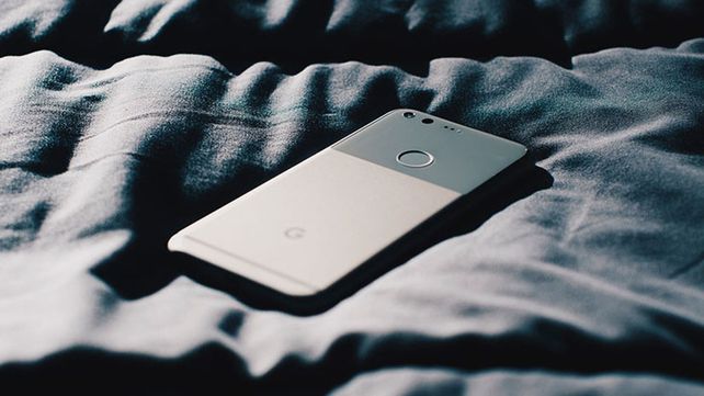 Por qué es peligroso dormir con el celular al lado