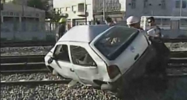 Un tren arroll&oacute; a un auto que cruz&oacute; con la barrera baja (Video)