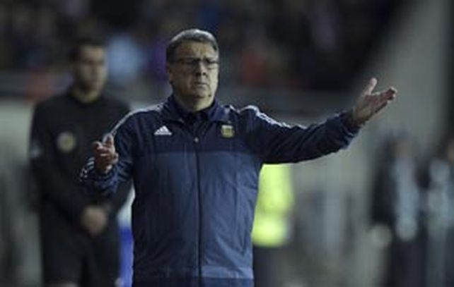 Martino da indicaciones durante el partido. (Foto: AFP)