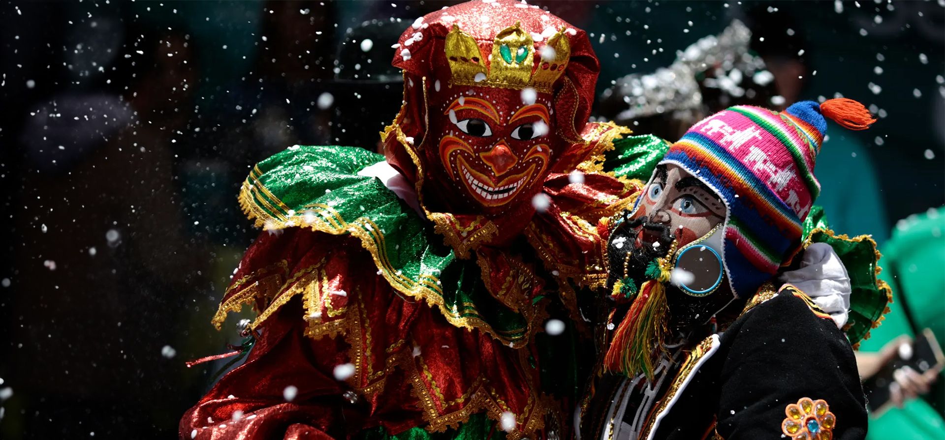 Un pepino y una chuta cholero se abrazan durante el festival Desentierro del Pepino para marcar el inicio del carnaval, La Paz, Bolivia. Fotografía: Gastón Brito/Getty Images Un pepino y una chuta cholero se abrazan durante el festival Desentierro del Pepino para marcar el inicio del carnaval, La Paz, Bolivia. Fotografía: Gastón Brito/Getty Images