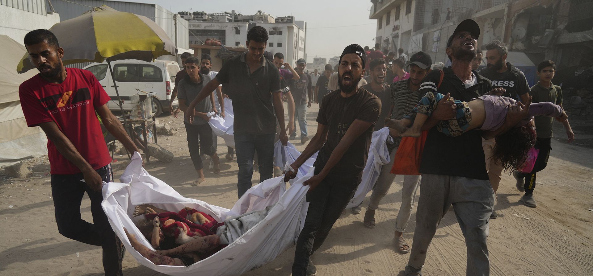 Los cuerpos de palestinos muertos en un ataque aéreo israelí son trasladados al Hospital Shifa en la ciudad de Gaza el lunes 11 de agosto de 2025. (Foto AP/Jehad Alshrafi)
