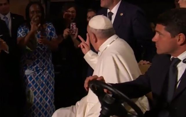 El particular saludo del Papa.