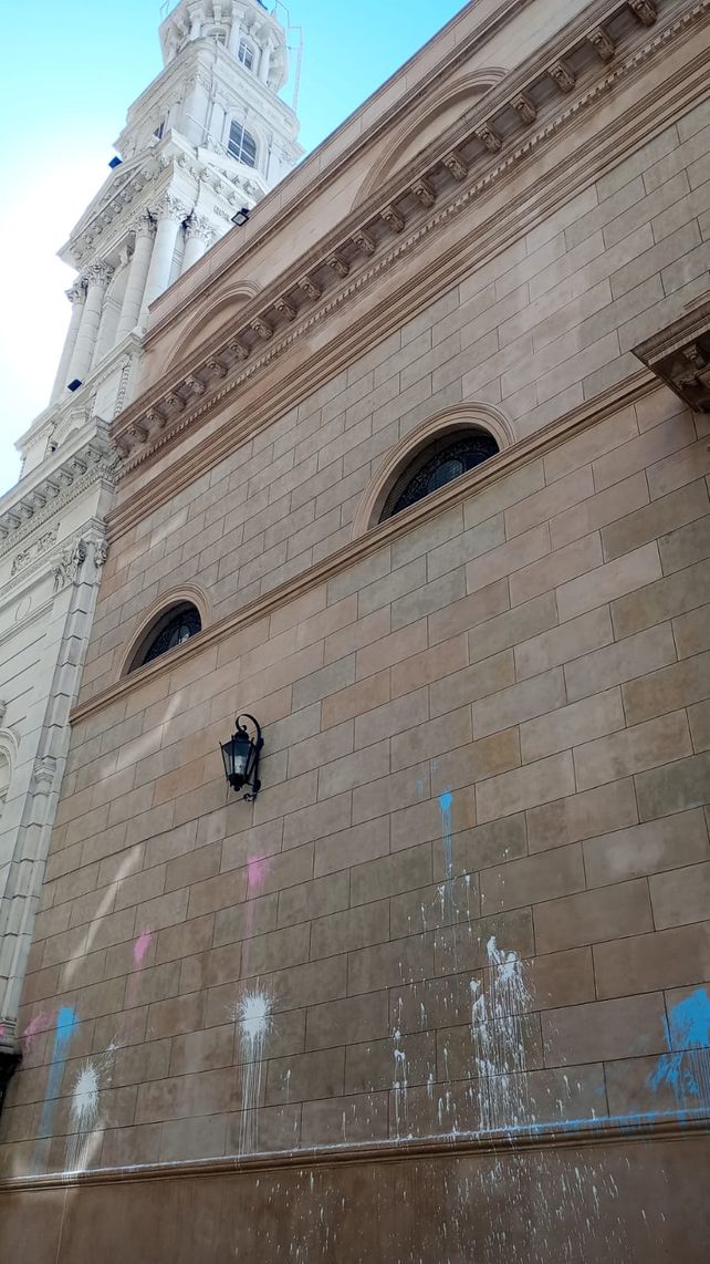 Vandalizaron la Catedral de Rosario durante la Marcha del Orgullo y dañaron su fachada restaurada