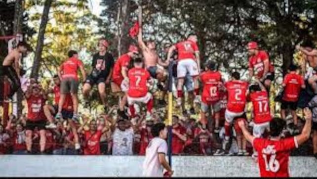 Independiente campeón 2024. El plantel del Rojo festeja con su público un nuevo título en la Liga Deportiva del Sur