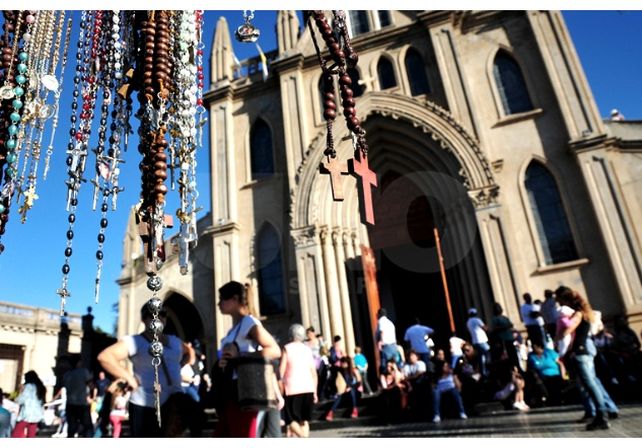 Cientos de santafesinos peregrinaron este sábado junto a la Virgen de Guadalupe