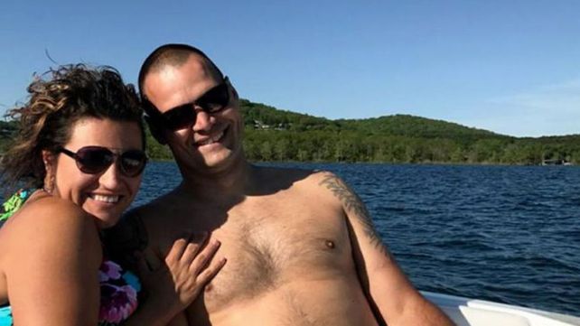 La foto parece normal hasta que le ven las piernas al hombre