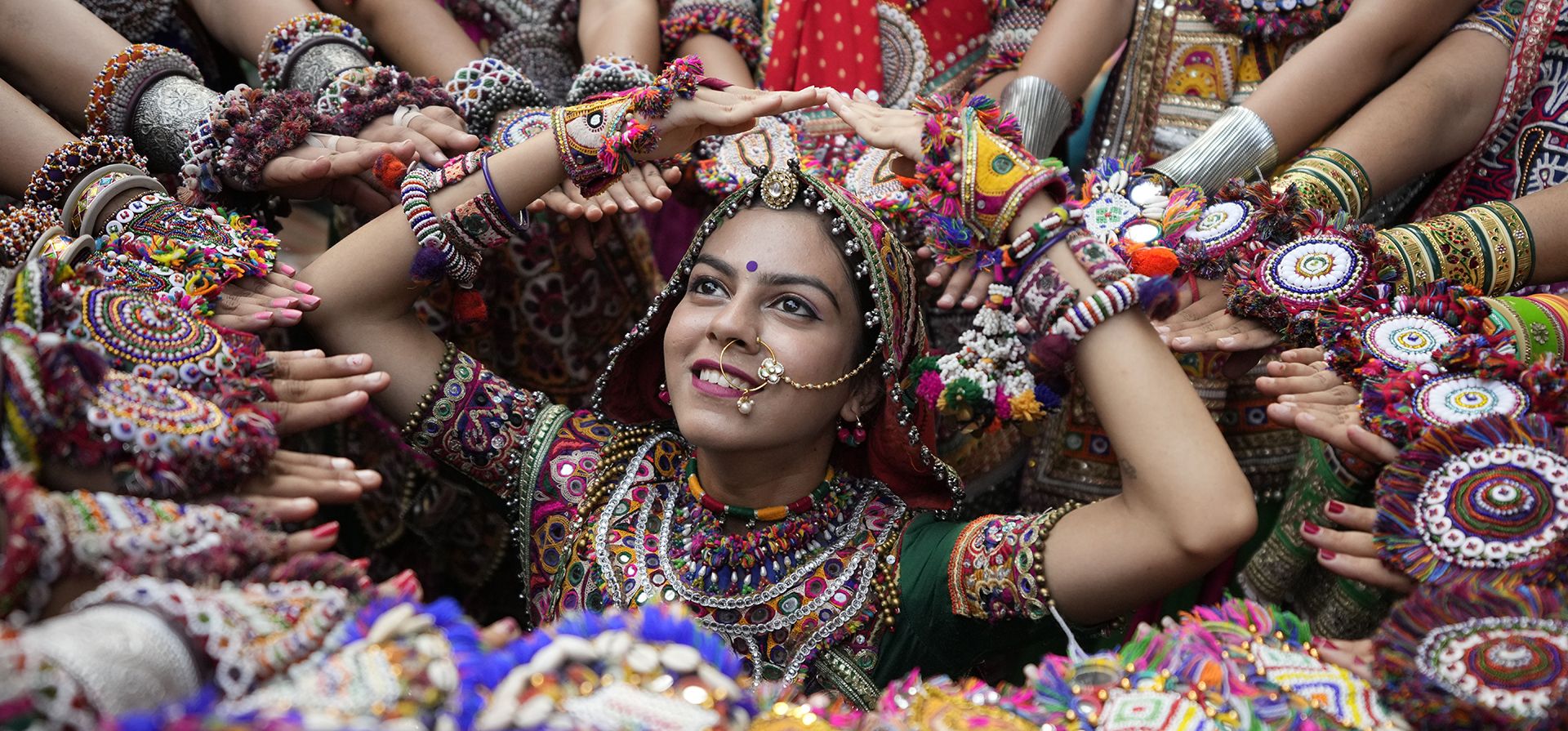 Mujeres vestidas con atuendos tradicionales posan para fotografías mientras practican Garba, la danza tradicional del estado de Gujarat, antes de Navratri en Ahmedabad, India, el martes 20 de septiembre de 2022. El festival hindú de Navratri, o nueve noches, comenzará el 1 de septiembre.
