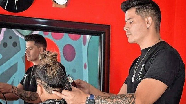 Fito Retamal tiene una concurrida barbería en Paraná y se dedica a la actividad desde hace más de 20 años.&nbsp;